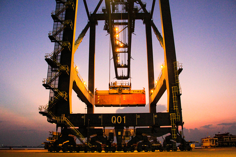 最佳人氣銀獎(jiǎng) 夜空作業(yè) （李亞強(qiáng) 攝）_副本 - 副本.jpg